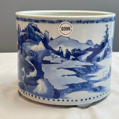  A large Chinese blue and white cylindrical tripod censer with figures in a landscape — photo 1