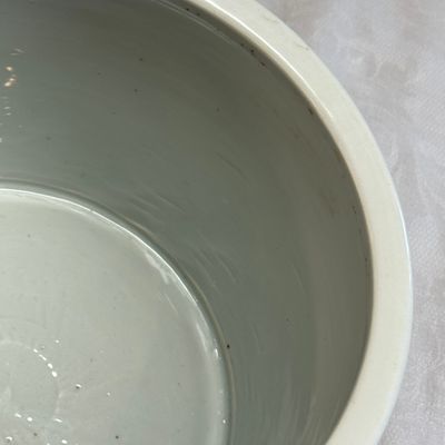  A large Chinese blue and white cylindrical tripod censer with figures in a landscape — photo 12