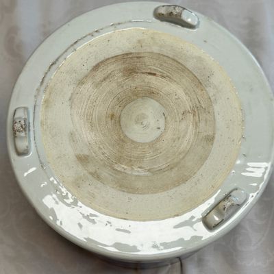  A large Chinese blue and white cylindrical tripod censer with figures in a landscape — photo 15
