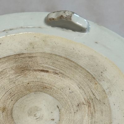  A large Chinese blue and white cylindrical tripod censer with figures in a landscape — photo 17