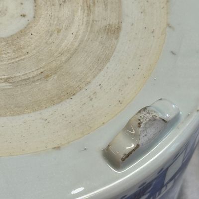  A large Chinese blue and white cylindrical tripod censer with figures in a landscape — photo 18