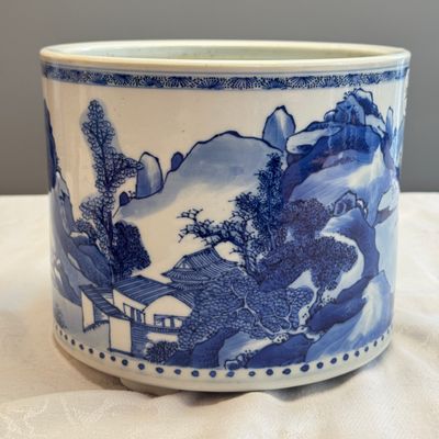  A large Chinese blue and white cylindrical tripod censer with figures in a landscape — photo 2
