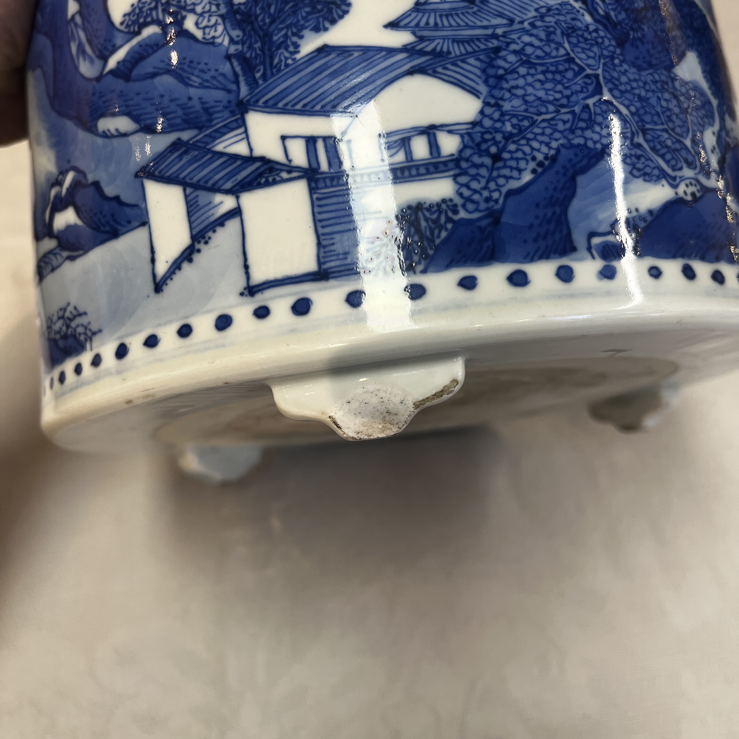  A large Chinese blue and white cylindrical tripod censer with figures in a landscape — photo 19