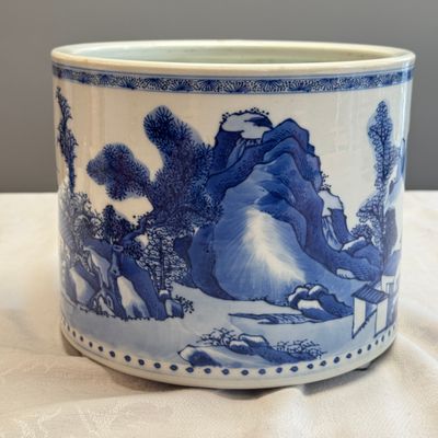  A large Chinese blue and white cylindrical tripod censer with figures in a landscape — photo 3