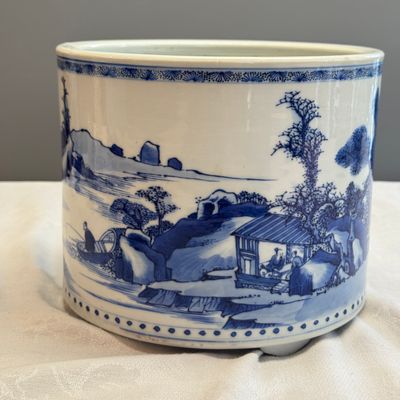  A large Chinese blue and white cylindrical tripod censer with figures in a landscape — photo 4