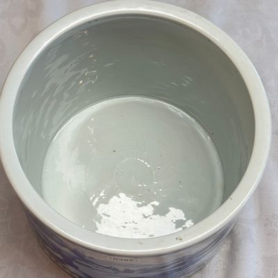  A large Chinese blue and white cylindrical tripod censer with figures in a landscape — photo 9