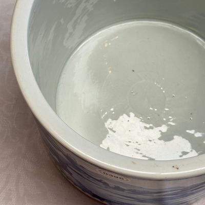  A large Chinese blue and white cylindrical tripod censer with figures in a landscape — photo 10