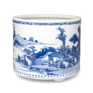  A large Chinese blue and white cylindrical tripod censer with figures in a landscape — photo 1
