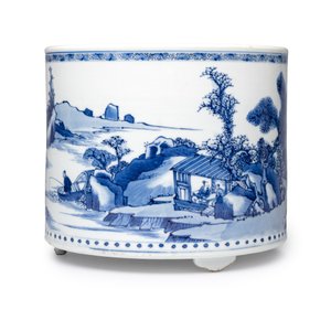  A large Chinese blue and white cylindrical tripod censer with figures in a landscape — photo 2