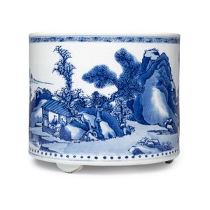 A large Chinese blue and white cylindrical tripod censer with figures in a landscape — photo 3