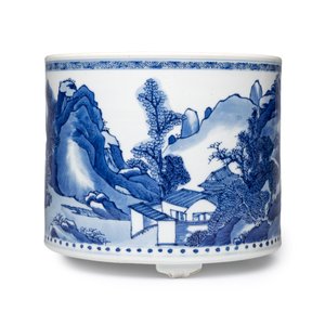 A large Chinese blue and white cylindrical tripod censer with figures in a landscape — photo 4