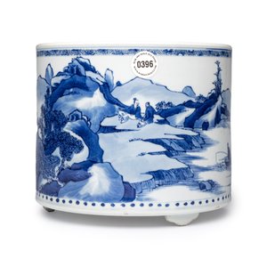  A large Chinese blue and white cylindrical tripod censer with figures in a landscape — photo 5