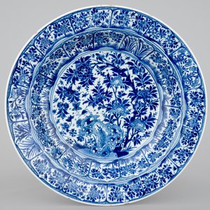 A large Chinese blue and white deep dish, Kangxi, ca. 1700 — 照片 1