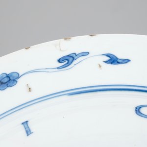 A large Chinese blue and white deep dish, Kangxi, ca. 1700 — 照片 2