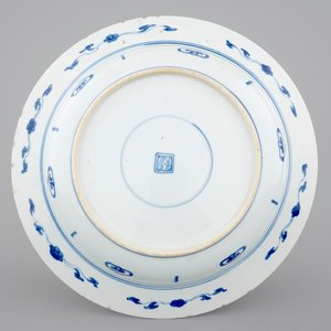 A large Chinese blue and white deep dish, Kangxi, ca. 1700 — 照片 3