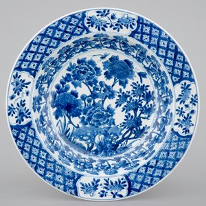 A large Chinese blue and white deep dish, Kangxi, ca. 1700 — foto 1