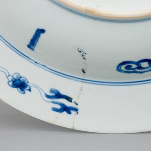 A large Chinese blue and white deep dish, Kangxi, ca. 1700 — foto 2