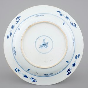 A large Chinese blue and white deep dish, Kangxi, ca. 1700 — foto 3