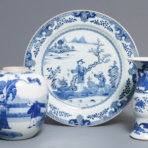 A large Chinese blue and white dish, a beaker vase and a ginger jar, 18/19th C. — photo 1