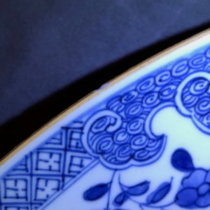 A large Chinese blue and white dish, a beaker vase and a ginger jar, 18/19th C. — photo 12