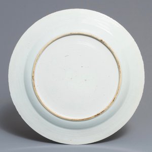 A large Chinese blue and white dish, a beaker vase and a ginger jar, 18/19th C. — photo 3