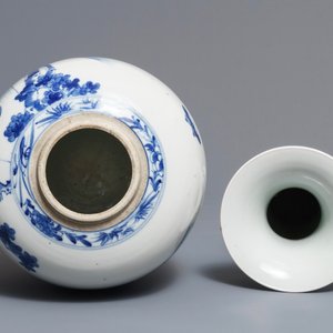 A large Chinese blue and white dish, a beaker vase and a ginger jar, 18/19th C. — photo 8