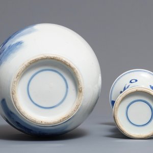 A large Chinese blue and white dish, a beaker vase and a ginger jar, 18/19th C. — photo 9