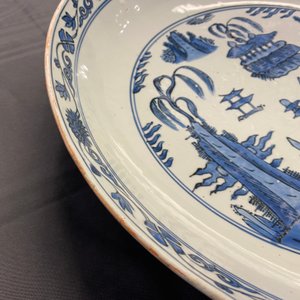 A large Chinese blue and white dish with a landscape with pagoda, Jiajing — 照片 13