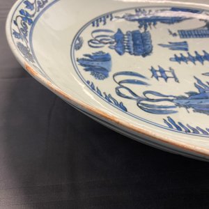 A large Chinese blue and white dish with a landscape with pagoda, Jiajing — 照片 14