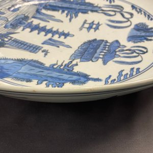 A large Chinese blue and white dish with a landscape with pagoda, Jiajing — 照片 17