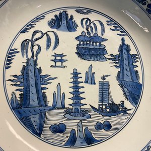A large Chinese blue and white dish with a landscape with pagoda, Jiajing — 照片 20