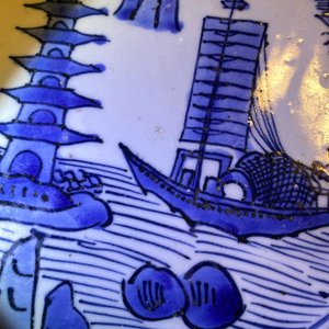 A large Chinese blue and white dish with a landscape with pagoda, Jiajing — 照片 5
