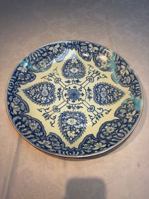A large Chinese blue and white dish with floral design, Kangxi — photo 1