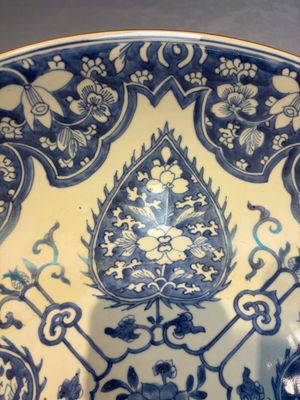 A large Chinese blue and white dish with floral design, Kangxi — photo 2