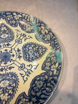 A large Chinese blue and white dish with floral design, Kangxi — photo 3