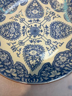 A large Chinese blue and white dish with floral design, Kangxi — photo 4