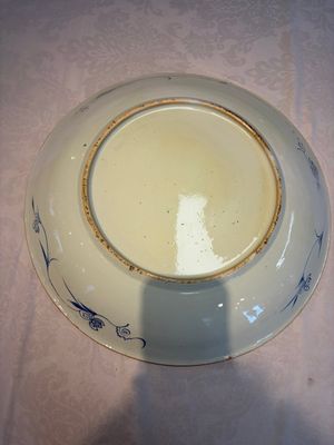 A large Chinese blue and white dish with floral design, Kangxi — photo 7