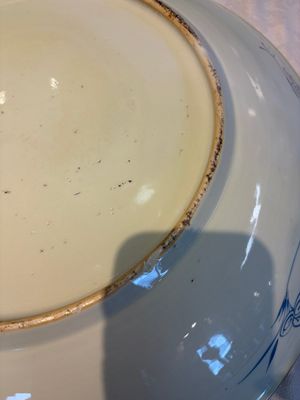 A large Chinese blue and white dish with floral design, Kangxi — photo 10