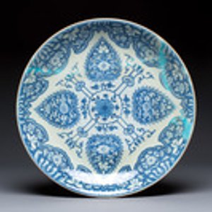 A large Chinese blue and white dish with floral design, Kangxi — photo 1
