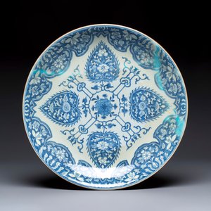 A large Chinese blue and white dish with floral design, Kangxi — photo 2