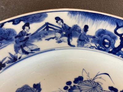 A large Chinese blue and white dish with raised central medallion, Kangxi — 照片 7