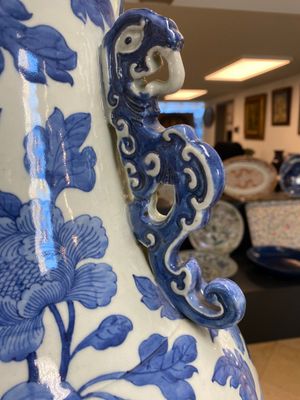 A large Chinese blue and white dragon-handled 'phoenix and peony' vase, 19th C. — photo 13