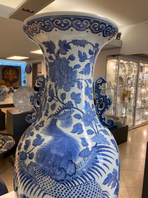 A large Chinese blue and white dragon-handled 'phoenix and peony' vase, 19th C. — photo 2