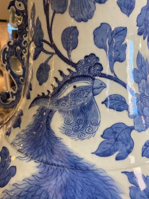 A large Chinese blue and white dragon-handled 'phoenix and peony' vase, 19th C. — photo 3