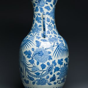 A large Chinese blue and white dragon-handled 'phoenix and peony' vase, 19th C. — photo 2