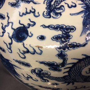 A large Chinese blue and white "dragon" hu vase, 19th C. — 照片 19