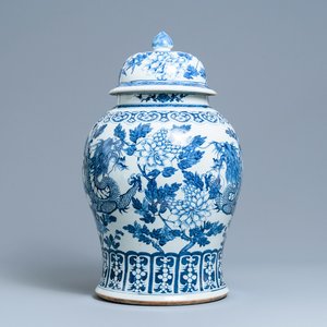 A large Chinese blue and white 'dragon' vase and cover, 19th C. — 照片 1