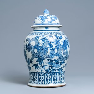 A large Chinese blue and white 'dragon' vase and cover, 19th C. — 照片 2