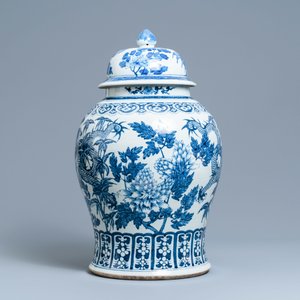 A large Chinese blue and white 'dragon' vase and cover, 19th C. — 照片 3