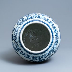 A large Chinese blue and white 'dragon' vase and cover, 19th C. — 照片 5